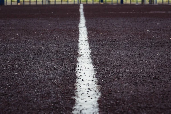 Straßenfußballplatz. Fußballplatz mit weißem Streifen — Stockfoto