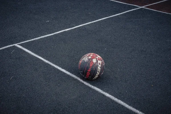 Campo de fútbol callejero. marcas de rayas blancas de un campo de fútbol junto con una pelota de fútbol — Foto de Stock