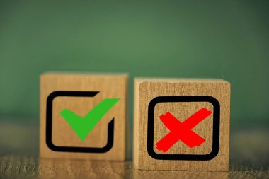 Yeşil arkaplanda işaretli tahta küplerin görüntüsü.