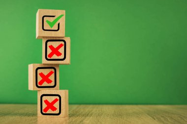 Yeşil arkaplanda işaretli tahta küplerin görüntüsü.