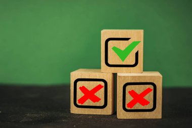 Yeşil arkaplanda işaretli tahta küplerin görüntüsü.