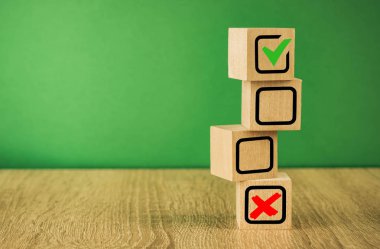 Yeşil arkaplanda işaretli tahta küplerin görüntüsü.