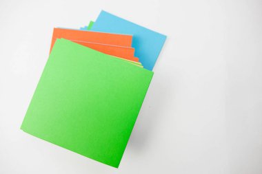 Yalıtılmış beyaz arka plan üzerinde çok renkli not kağıtları yığını. Yalı -tır