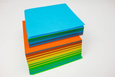 Yalıtılmış beyaz arka plan üzerinde çok renkli not kağıtları yığını. Yalı -tır