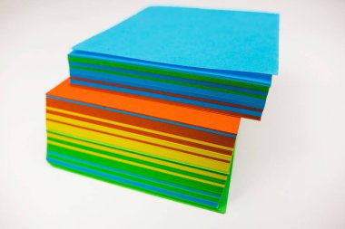 Yalıtılmış beyaz arka plan üzerinde çok renkli not kağıtları yığını. Yalı -tır