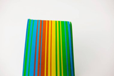 Yalıtılmış beyaz arka plan üzerinde çok renkli not kağıtları yığını. Yalı -tır