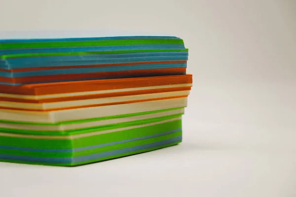 Куча разноцветных бумажек на изолированном белом фоне. изоляты — стоковое фото