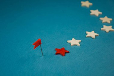 Tahta yıldızlar ve kırmızı bayraklı mavi arka planda bir kırmızı