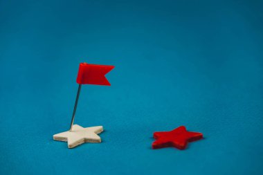 Tahta yıldızlar ve kırmızı bayraklı mavi arka planda bir kırmızı