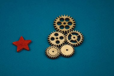 Dişliler, rulmanlar ve diferansiyel yıldızlar masanın yakın çekiminde yer almakta