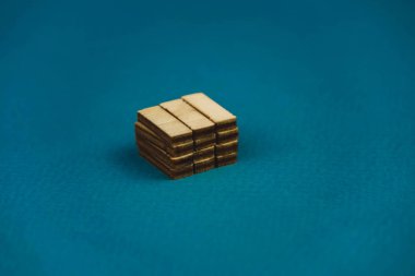 Beyaz arka plan üzerinde gerçeküstü yerleşimli soyut geometrik gerçek ahşap küp