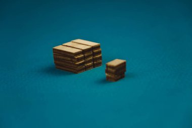 Beyaz arka plan üzerinde gerçeküstü yerleşimli soyut geometrik gerçek ahşap küp