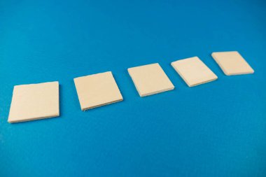 Mavi bir arka plan üzerinde beş ahşap blok küp. Şablon.