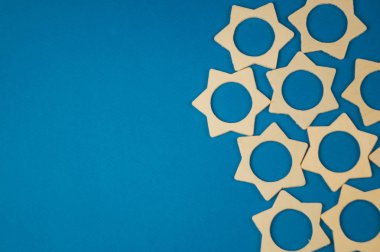 mavi bir arka plan üzerinde kaotik bir şekilde dağınık ahşap yıldız bir demet