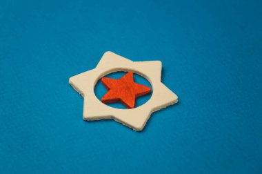 mavi bir arka plan üzerinde yatan ahşap küp