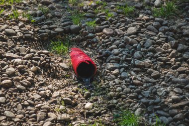 borudan su akışı , gün batımı ve soyut
