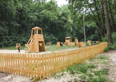 ormanda ahşap binalar