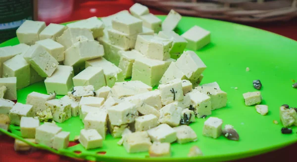 Tofu fatiado na placa de corte de madeira — Fotografia de Stock