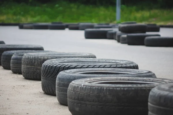 Un tas de pneus en caoutchouc pour les voitures. enfermant le territoire . — Photo