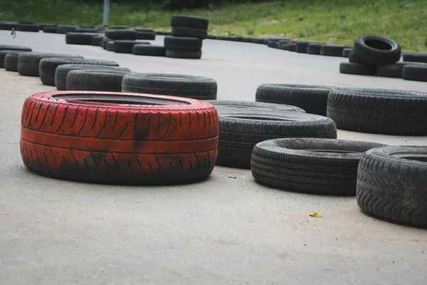 Un tas de pneus en caoutchouc pour les voitures. enfermant le territoire . — Photo