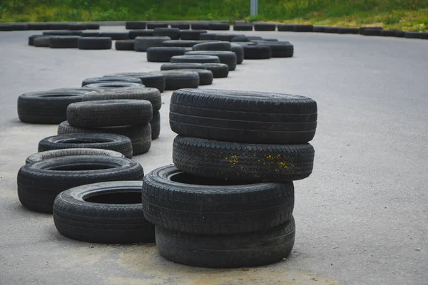 Un tas de pneus en caoutchouc pour les voitures. enfermant le territoire . — Photo