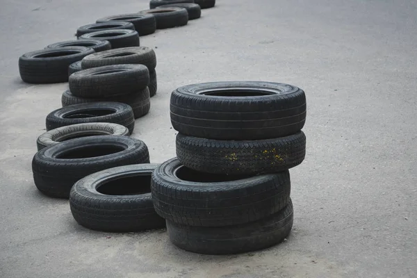 Um monte de pneus de borracha para carros. território envolvente . — Fotografia de Stock