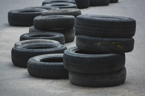 Un tas de pneus en caoutchouc pour les voitures. enfermant le territoire . — Photo