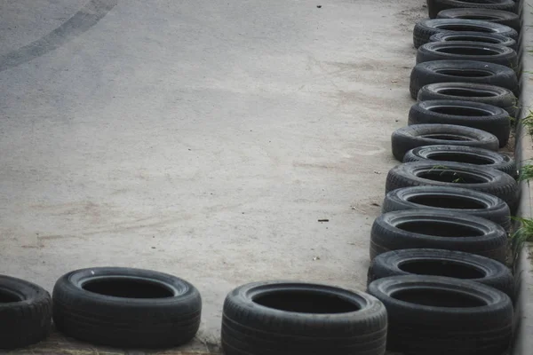 Um monte de pneus de borracha para carros. território envolvente . — Fotografia de Stock