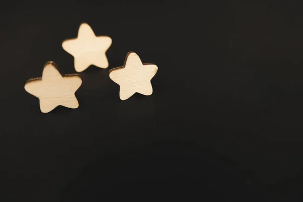 Três estrelas brancas sobre um fundo preto — Fotografia de Stock