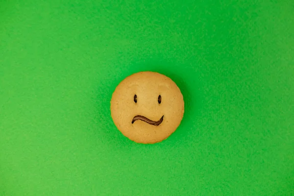 Gustosi biscotti sorrisi su sfondo verde . — Foto Stock