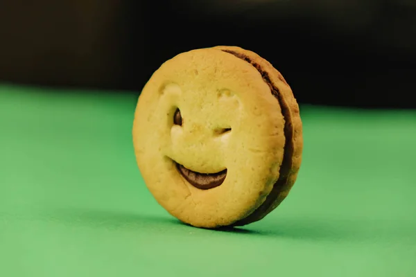 Χαμογελαστά μπισκότα και διαφορετικά συναισθήματα σε πράσινο φόντο — Φωτογραφία Αρχείου