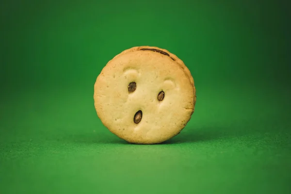 Glimlachend koekjes en verschillende emoties op een groene achtergrond — Stockfoto