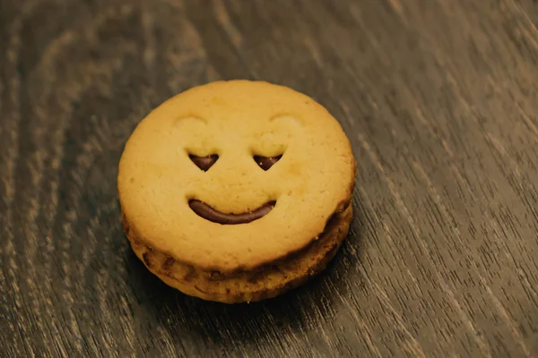 Χαμογελαστά μπισκότα και διαφορετικά συναισθήματα σε φόντο ξύλου. — Φωτογραφία Αρχείου