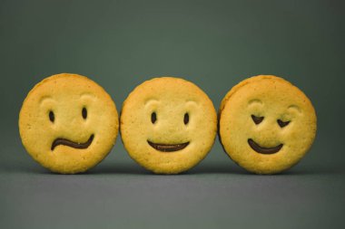 koyu bir arka plan üzerinde farklı duygular ile bisküvi çerezleri