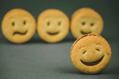 koyu bir arka plan üzerinde farklı duygular ile bisküvi çerezleri