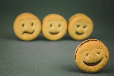 koyu bir arka plan üzerinde farklı duygular ile bisküvi çerezleri