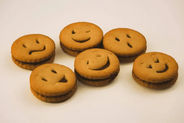 Smakelijke koekjes met verschillende emoties op een geïsoleerde achtergrond — Stockfoto