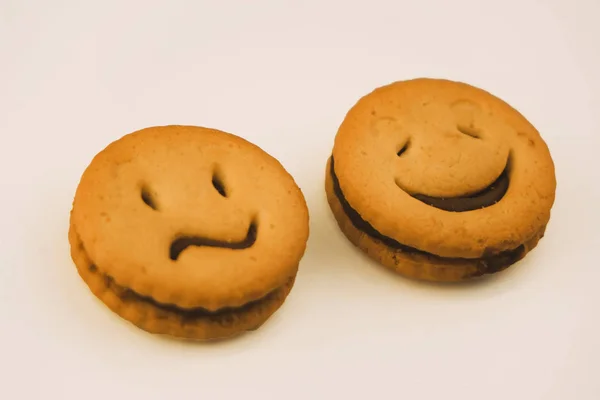 Νόστιμα μπισκότα με διαφορετικά συναισθήματα σε ένα απομονωμένο φόντο — Φωτογραφία Αρχείου