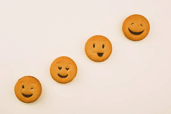 Galletas sabrosas con diferentes emociones sobre un fondo aislado — Foto de Stock