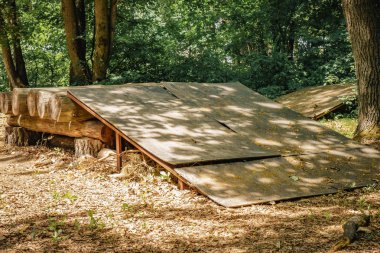 yeşil bir binanın çatısına giden yol