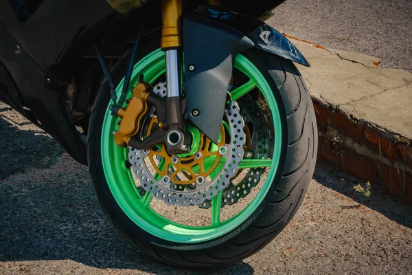 Чорний спортивний велосипед з зеленими колесами переднє колесо фото — стокове фото