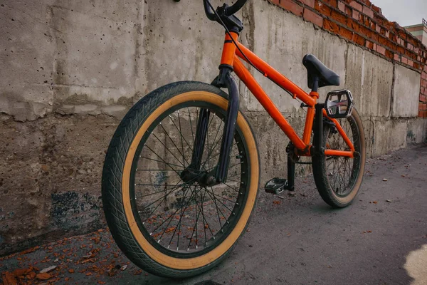 Detalle de rueda de bicicleta vintage con neumático desgastado . — Foto de Stock