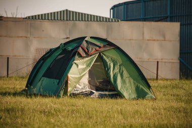 Çimüzerinde kamp çadırları, doğa ile rahatlatıcı bir zaman.