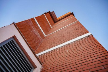 Gökyüzü arka plan, alt görünümü üzerinde kırmızı tuğla ev Bina