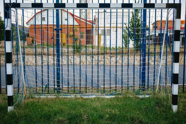 Campo de fútbol con patio de hierba verde y gol de fútbol en el área de la escuela. hermoso deporte parque infantil — Foto de Stock
