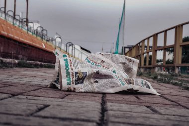 eski terk edilmiş stadyum arasında yerde yatan buruşuk gazete
