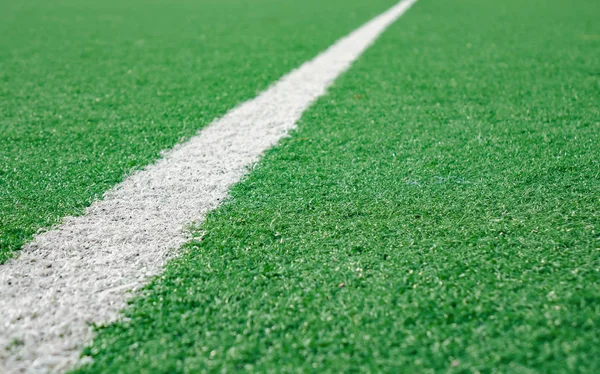 Weiße Streifenlinie an der Ecke auf künstlichem grünen Fußballplatz — Stockfoto