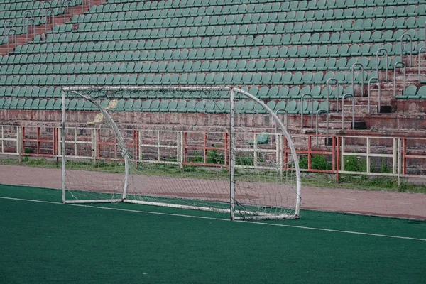 Futbol topu yeşil stadyumda, arena gece aydınlandı parlak spot ışıkları — Stok fotoğraf