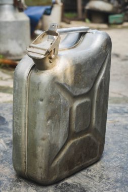 Eski metal jerrycan veya benzinli kutu yakıt olabilir.