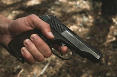 Adamın elinde Rus silahı siyah.